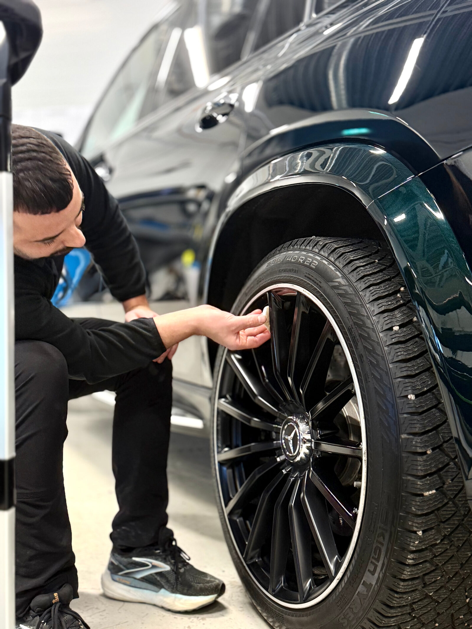 Närbild på fälg- och däckvård av Mercedes hos Guruz Car Care i Uppsala